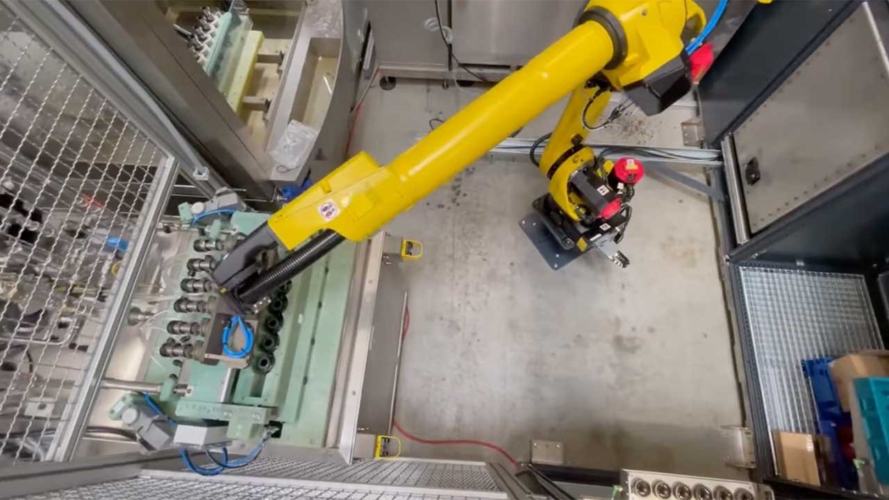 BFSA - ECM entgraten, verkettete Anlage, DMC-Code lesen